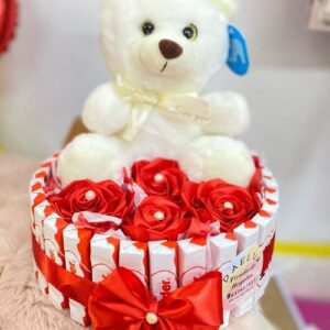 Cesta de kinder bueno y rosas y peluche