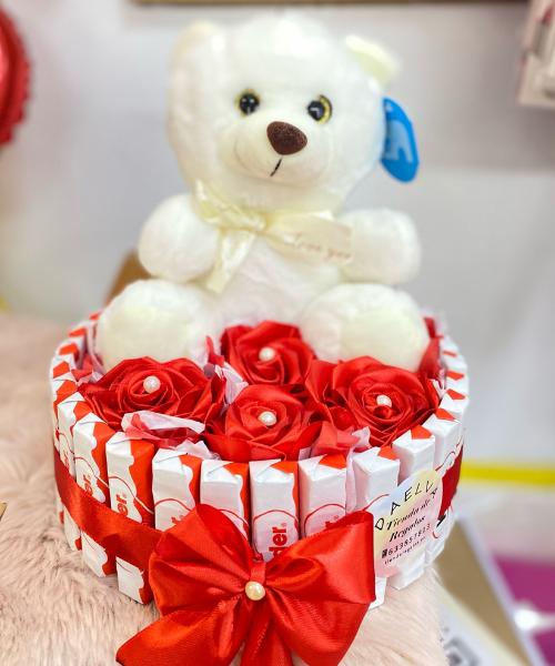 Tienda regalos originales Madrid Cesta de kinder bueno, rosas y peluche