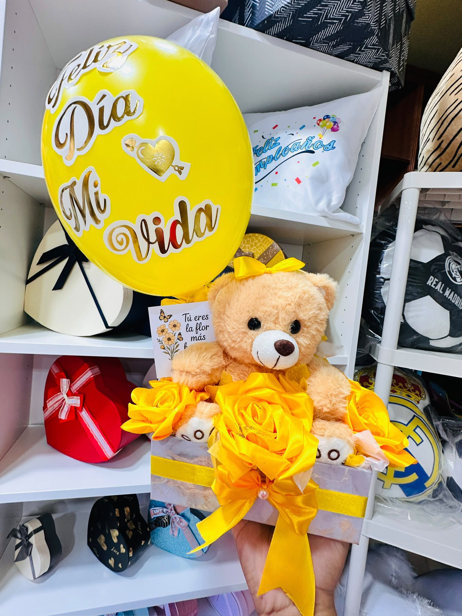 Regalo especial flores oso y globo