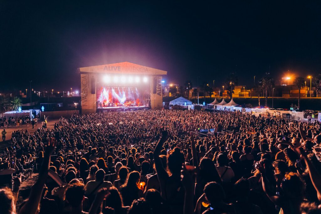 entrada para concierto en vivo como regalos con sentido para cada momento en adolescencia