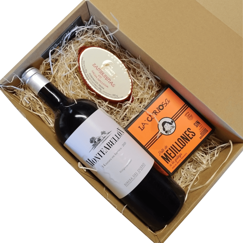 Caja regalo con botella de vino tinto y lata de mejillones gourmet, presentada como detalle para amigo o colega.