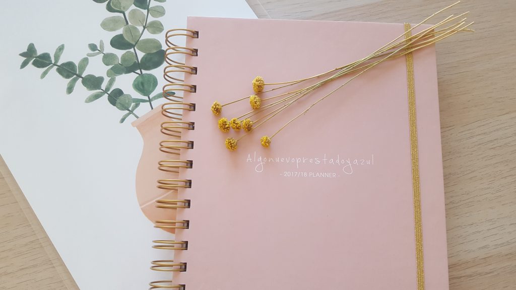 Agenda elegante y práctica para organización diaria, disponible en tienda de regalos en Madrid
