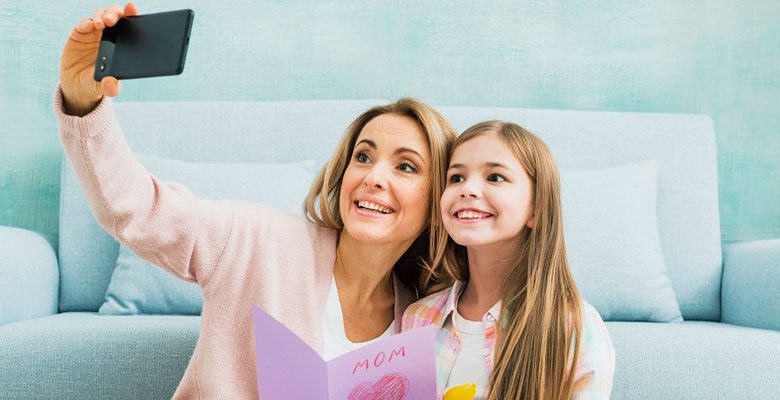 Familia grabando un video personalizado como regalo emotivo, experiencia disponible en tienda de regalos en Madrid