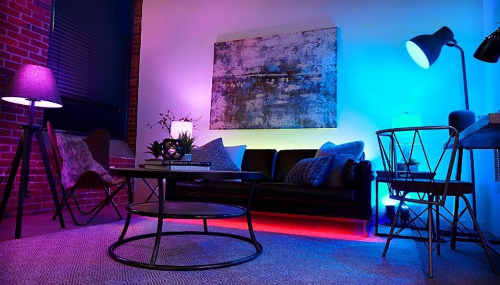 Salón ambientado con luces LED de colores para ver películas, ideal para crear una experiencia de cine en casa
