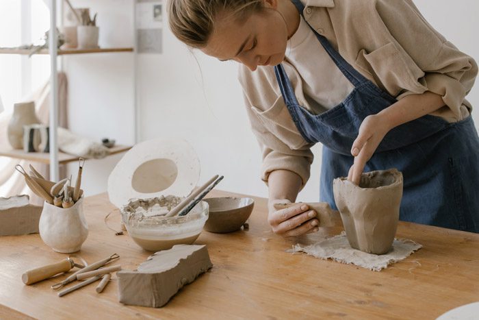 Mujer creando manualidades en Madrid