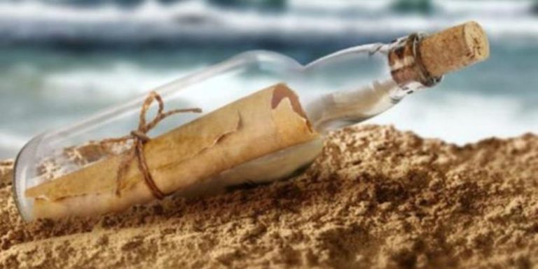 Botella de vidrio con un mensaje enrollado dentro sobre una mesa en Madrid