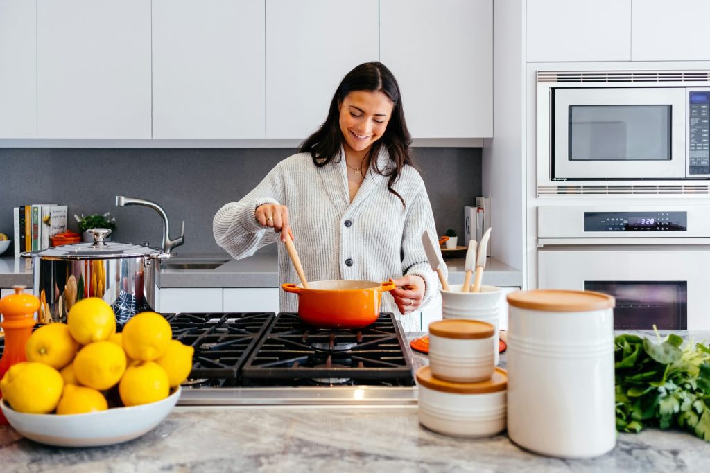 Mujer cocinando con alegría en su cocina en Madrid