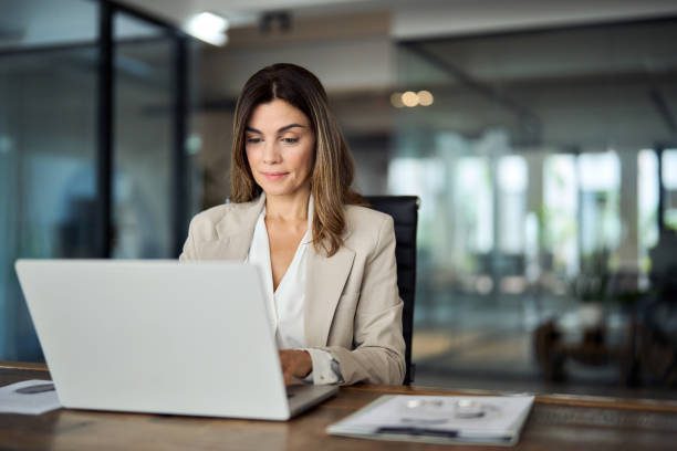 Mujer ejecutiva trabajando en su portátil en una oficina en Madrid