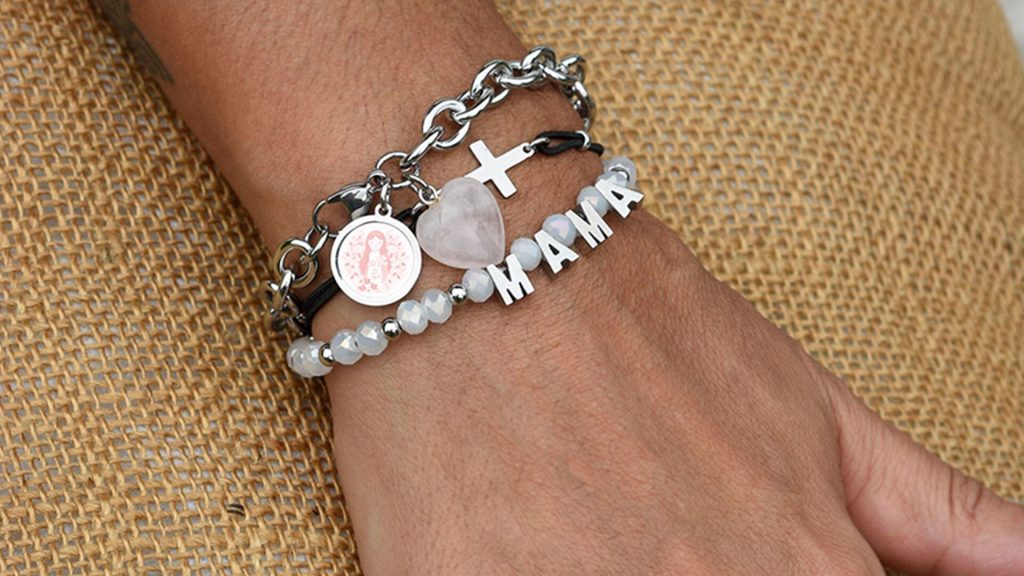 Pulsera con la palabra “mamá” en metal , ideal como regalo personalizado y emotivo para madres