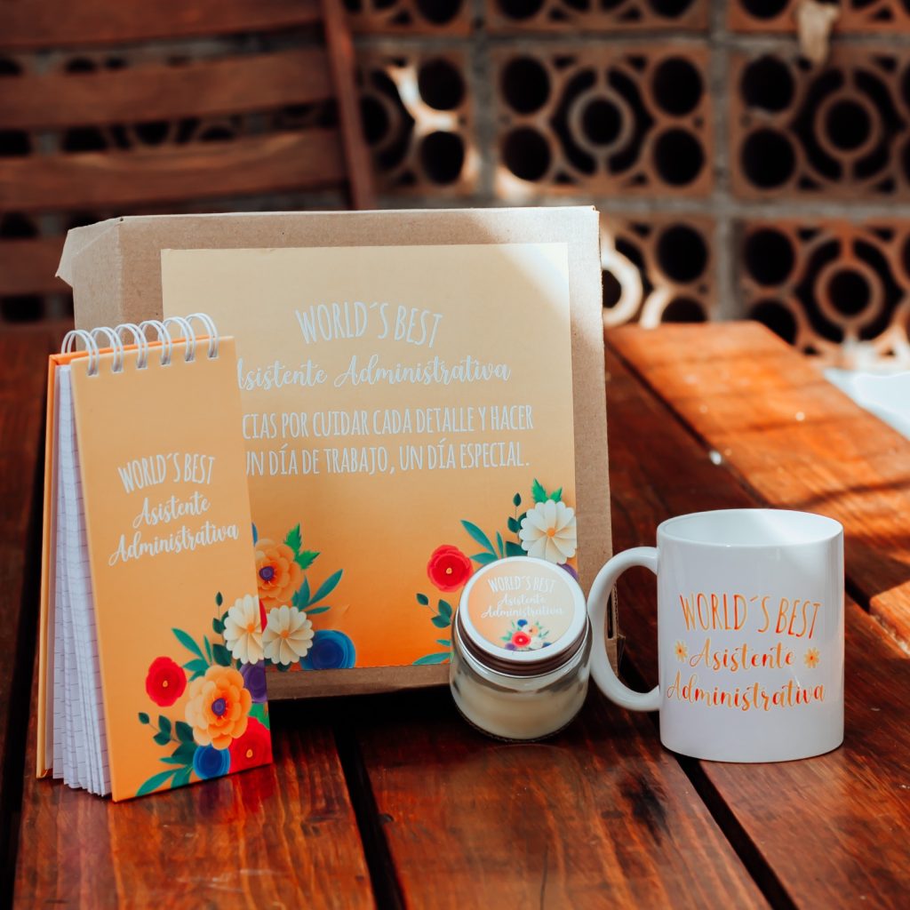 Regalo económico envuelto con papel colorido y lazo sencillo, ideal para cumpleaños, detalles espontáneos o regalos de amigo secreto