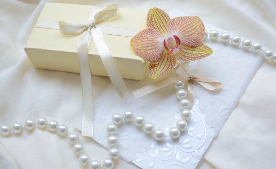 Caja de regalo con envoltorio elegante y lazo decorativo, ideal para cumpleaños, aniversarios o celebraciones especiales