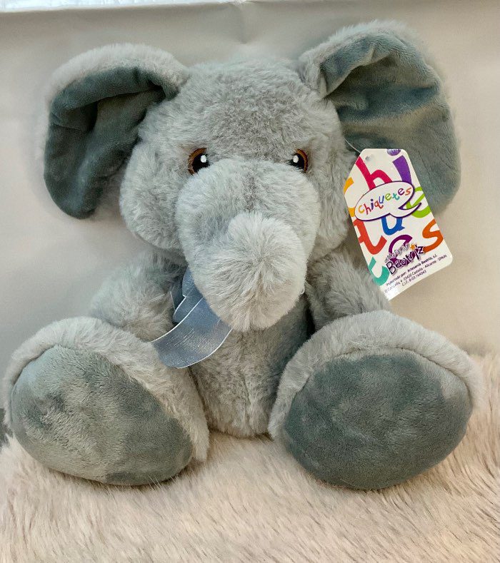 Elefante con cinta azul