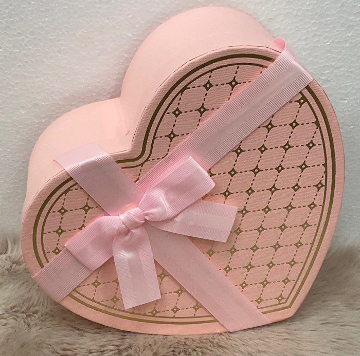 Caja de regalo mediana en forma de corazón rosa con lazo de satén – Perfecta para ocasiones especiales