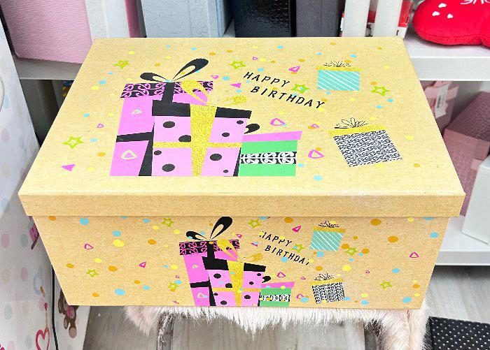 Caja de regalo "Happy Birthday" con diseño colorido y festivoCaja de regalo "Happy Birthday" con diseño colorido y festivo
