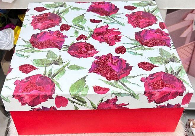 Caja de regalo decorativa floral con rosas rojas y purpurina roja.