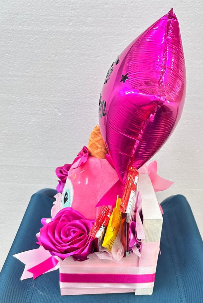 Regalo romántico con peluche, rosas y Kit Kat – "Te amo" - Image 5