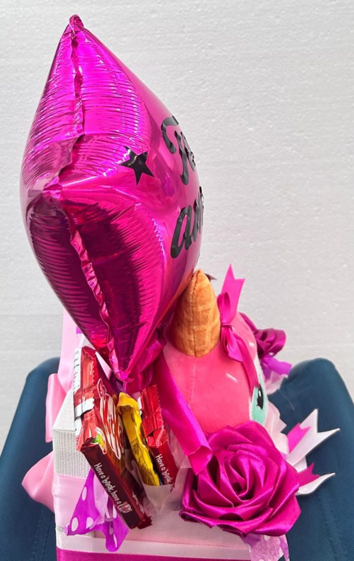 Regalo romántico Daelva con peluche, rosas rojas, globo "Te amo" y chocolates Kit Kat