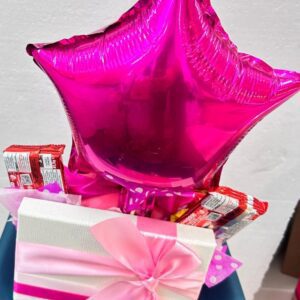 Regalo romántico Daelva con peluche, rosas rojas, globo "Te amo" y chocolates Kit Kat