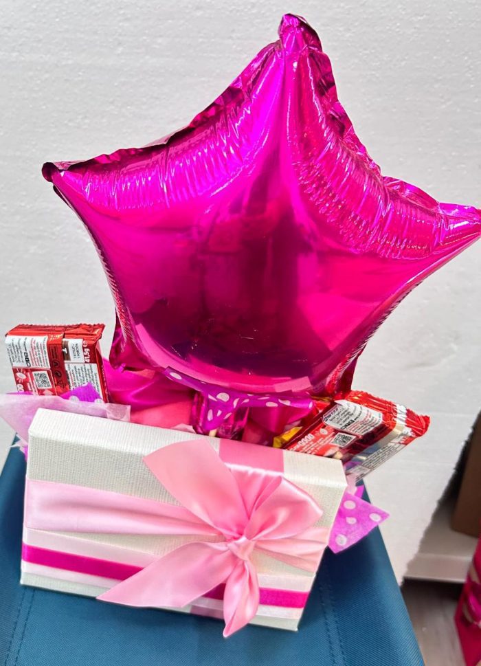 Regalo romántico Daelva con peluche, rosas rojas, globo "Te amo" y chocolates Kit Kat