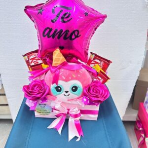 Regalo romántico Daelva con peluche, rosas rojas, globo "Te amo" y chocolates Kit Kat