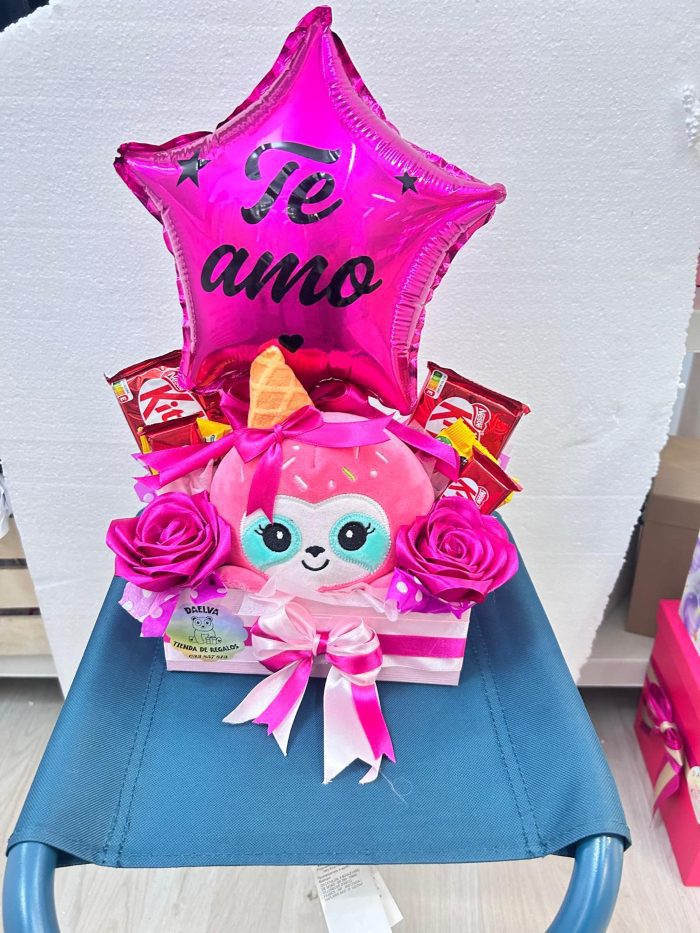 Regalo romántico Daelva con peluche, rosas rojas, globo "Te amo" y chocolates Kit Kat