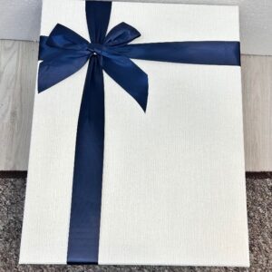 Caja de regalo blanca con lazo azul