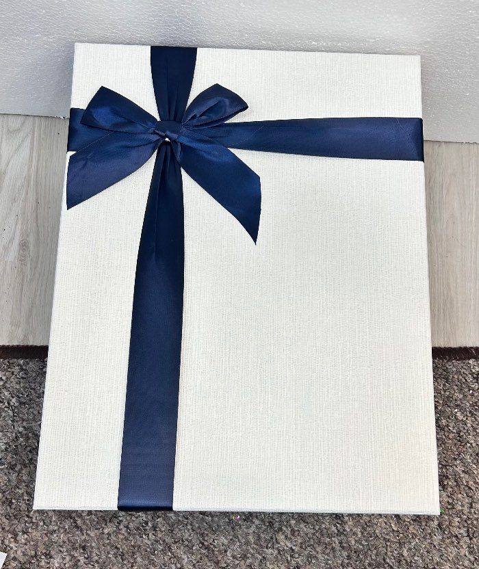 Caja de regalo blanca con lazo azul