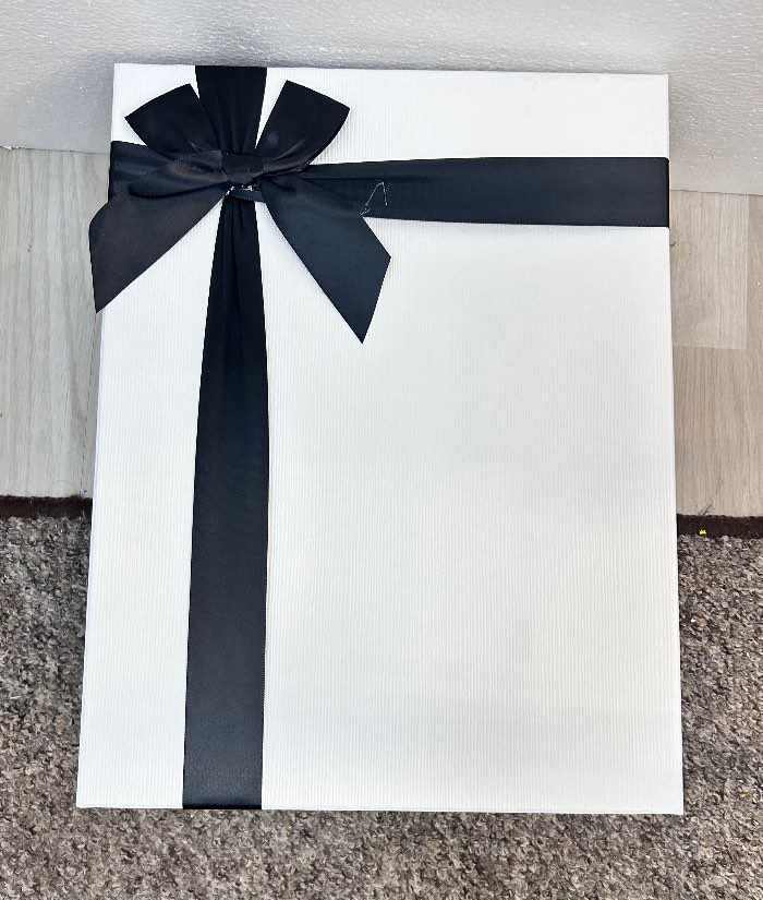 Caja de regalo blanca con lazo azul