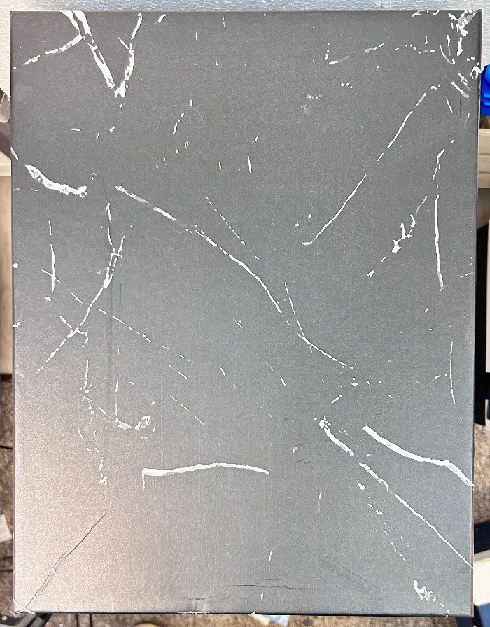 Caja negra con diseño de líneas blancas