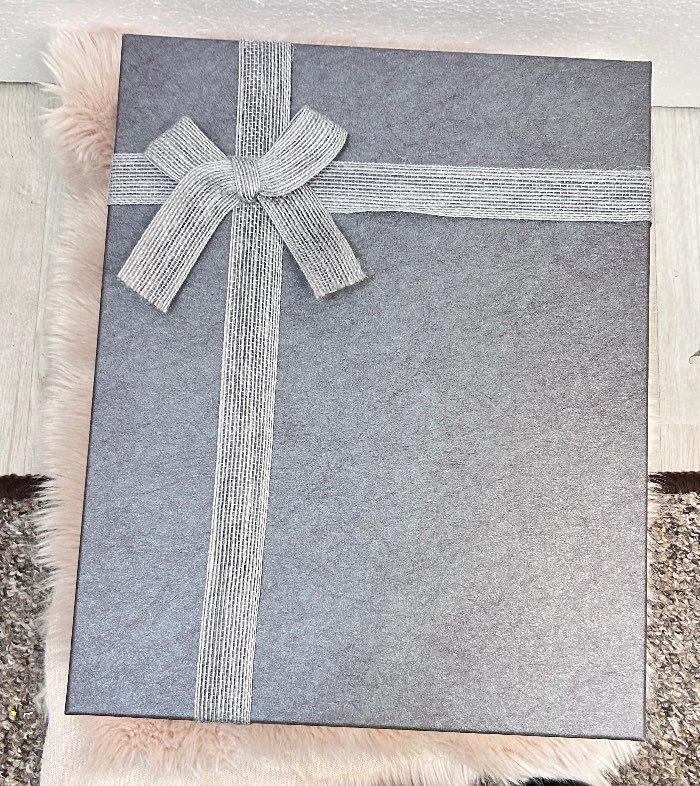 Caja de regalo gris mate con lazo plateado