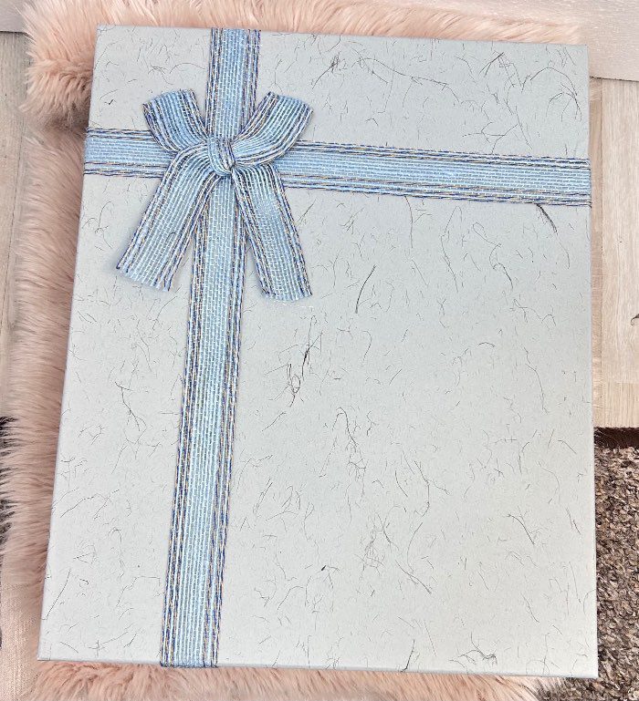 caja azul con lazo celeste