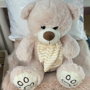 Peluche Osito de Felpa Suave con Bufanda a Rayas Amarillas – Ideal para Regalo y Decoración