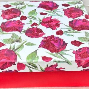 Caja de regalo elegante con diseño de rosas rojas y detalles brillantes