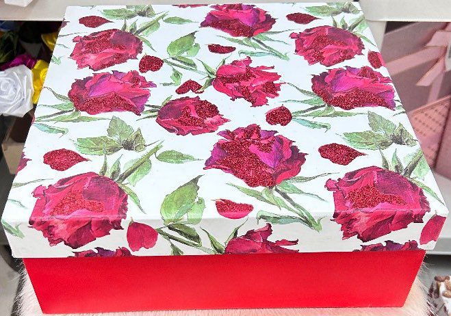 Caja de regalo elegante con diseño de rosas rojas y detalles brillantes