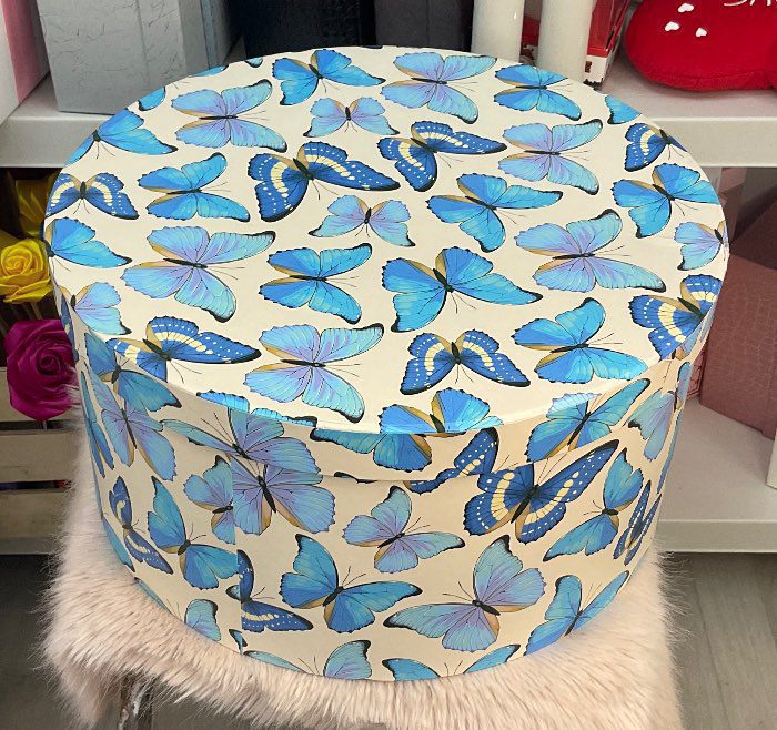 Caja de regalo redonda con diseño de mariposas azules – Elegancia y estilo
