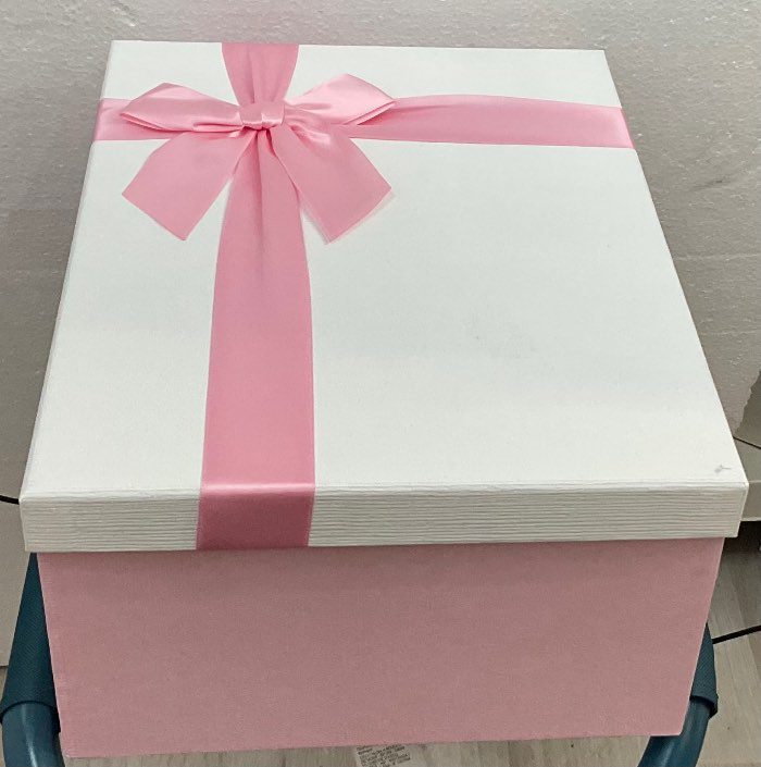 Caja de regalo elegante con lazo rosa – Presentación perfecta para cualquier ocasión