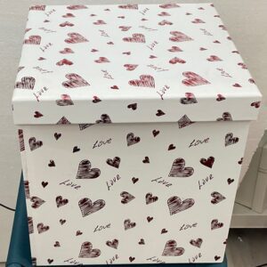 Caja de regalo blanca con corazones rojos y diseño "love" – Ideal para San Valentín