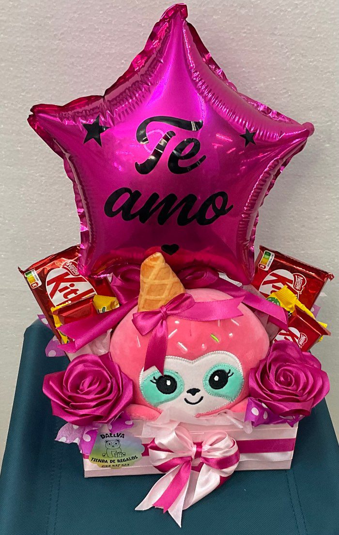 Regalo romántica con peluche, balón "Te amo" y chocolates Kit Kat