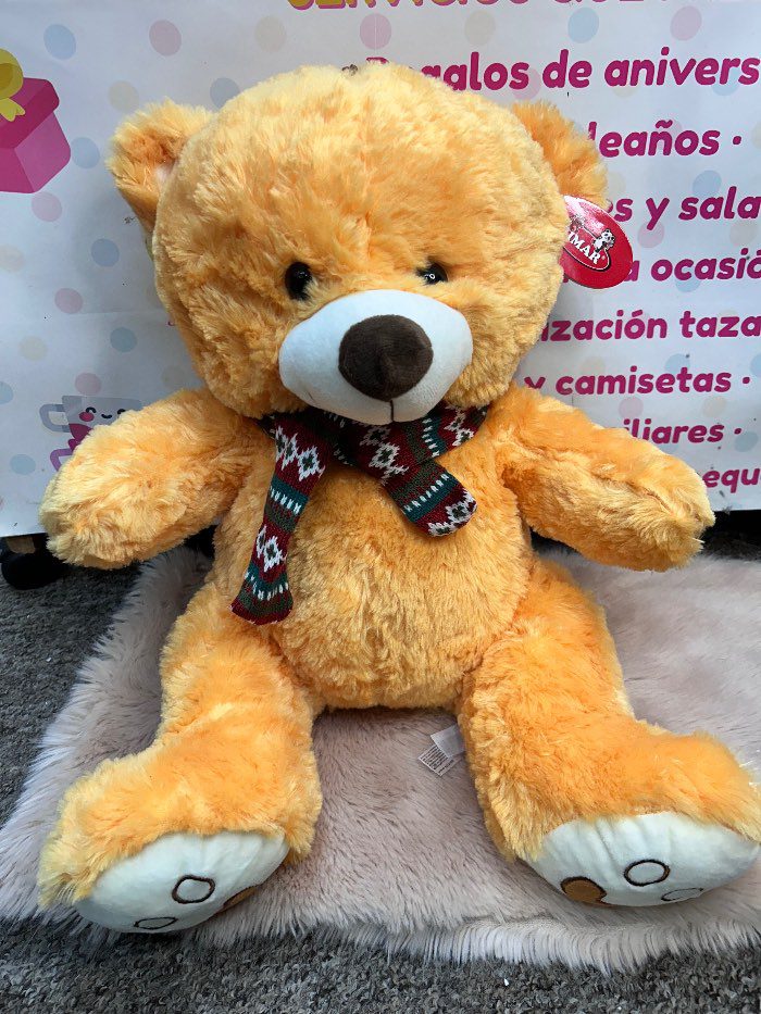 Peluche Gigante de Oso Naranja con Bufanda Colorida – Suave y Acogedor
