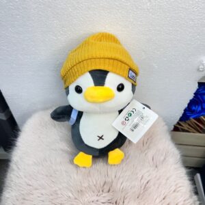 Peluche de pingüino con gorra amarillo