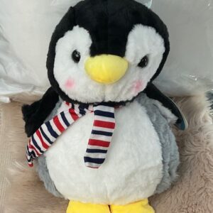 peluche de pingüino con bufanda