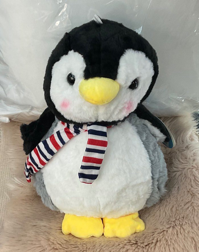 peluche de pingüino con bufanda