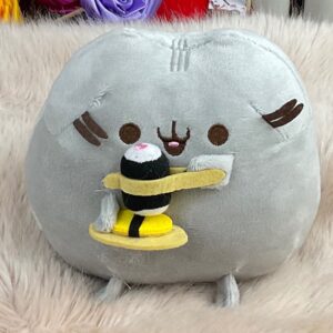 Peluche de gato con sushi