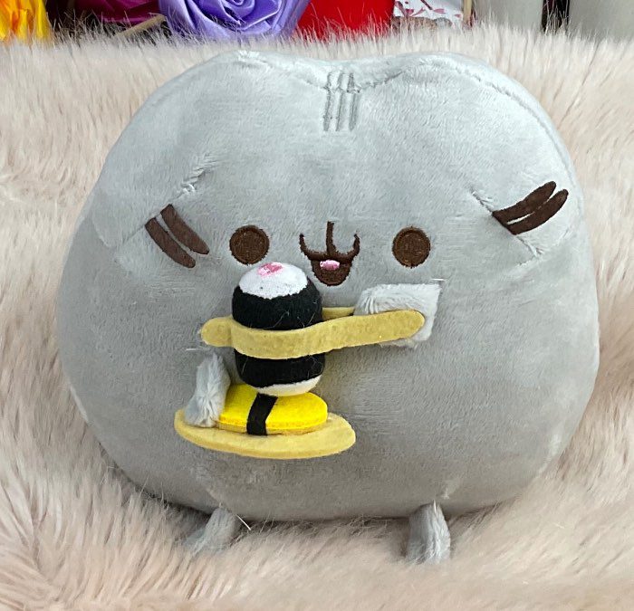 Peluche de gato con sushi