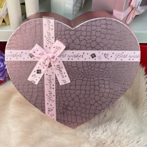Caja de regalo corazón rosa con lazo