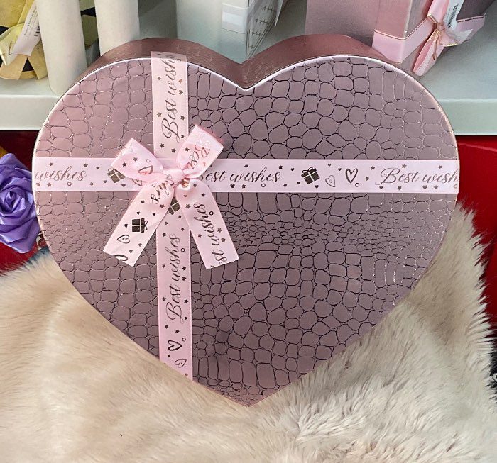 Caja de regalo corazón rosa con lazo