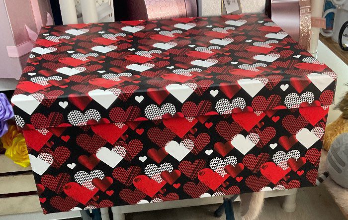 Caja de regalo rectangular con corazones