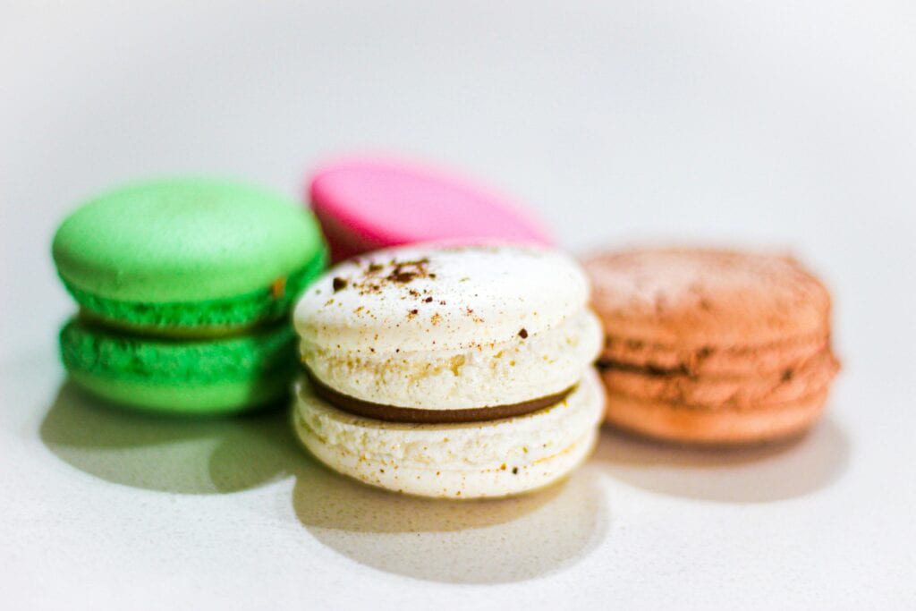 Cesta de macarons y dulces personalizados para el Día de la Madre