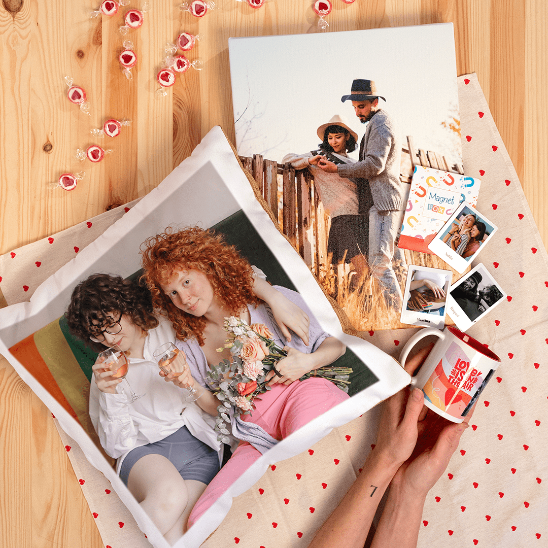 Detalle de taza personalizada con fotografía para regalos de aniversario perfectos