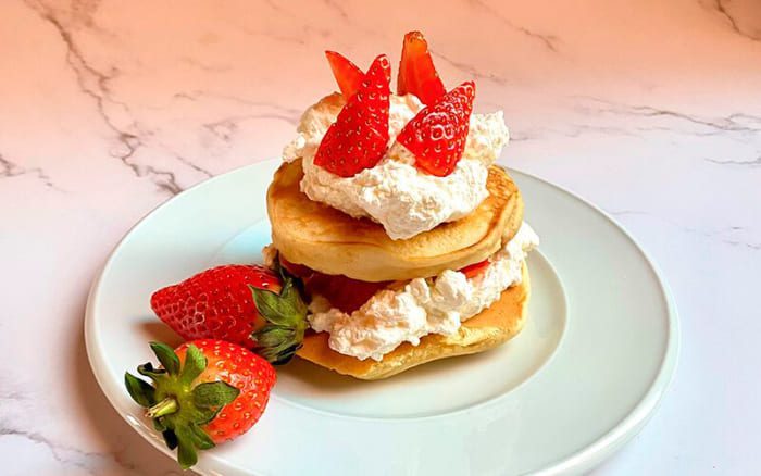 Desayuno dulce con tortitas y fresas para el Día de la Madre
